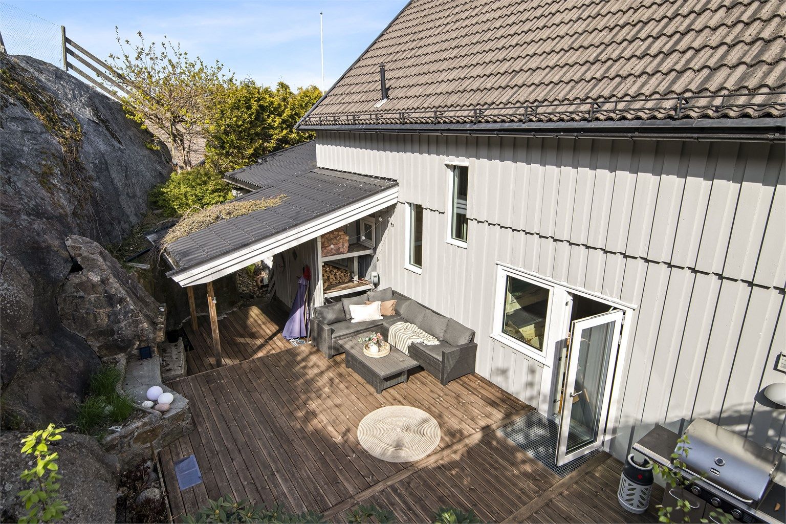 Terrassen har god plass til utemøbler. Her er det også inngang til badstuen.