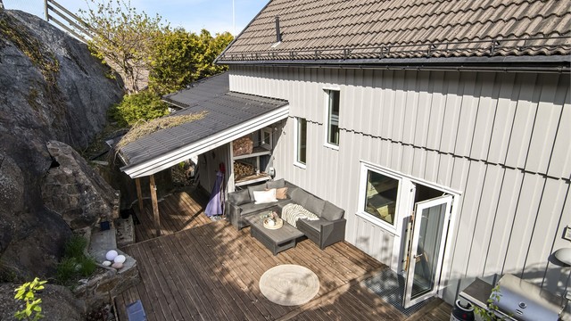 Terrassen har god plass til utemøbler. Her er det også inngang til badstuen.