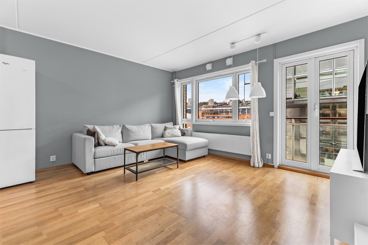 De store vinduene slipper inn rikelig med naturlig lys som bidrar til en god romfølelse.