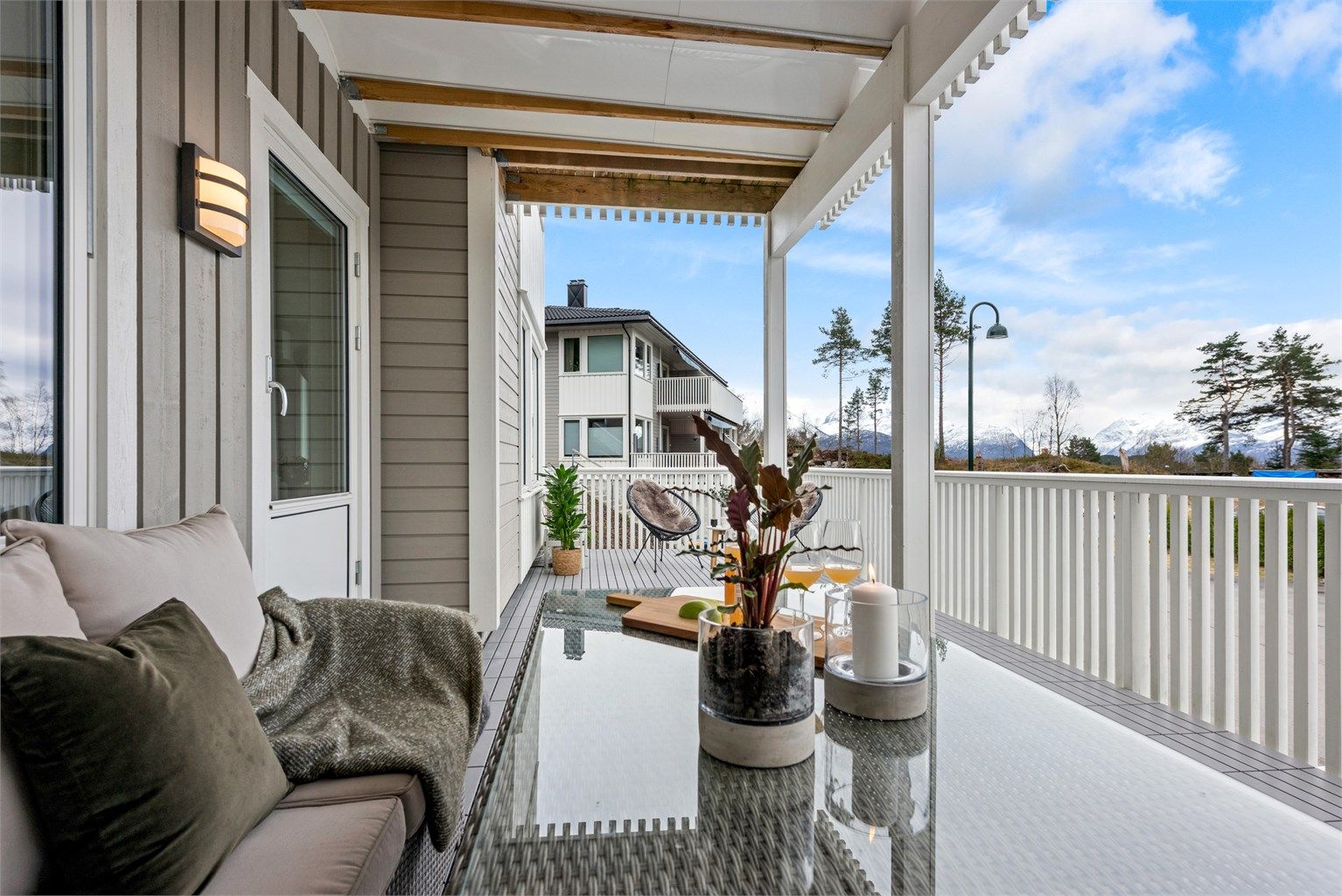 Fra terrassen har man utsikt mot de omkringliggende områdene og Sunnmørsalpene. Herfra er det også umiddelbar nærhet til turterreng på Emblemsfjellet.