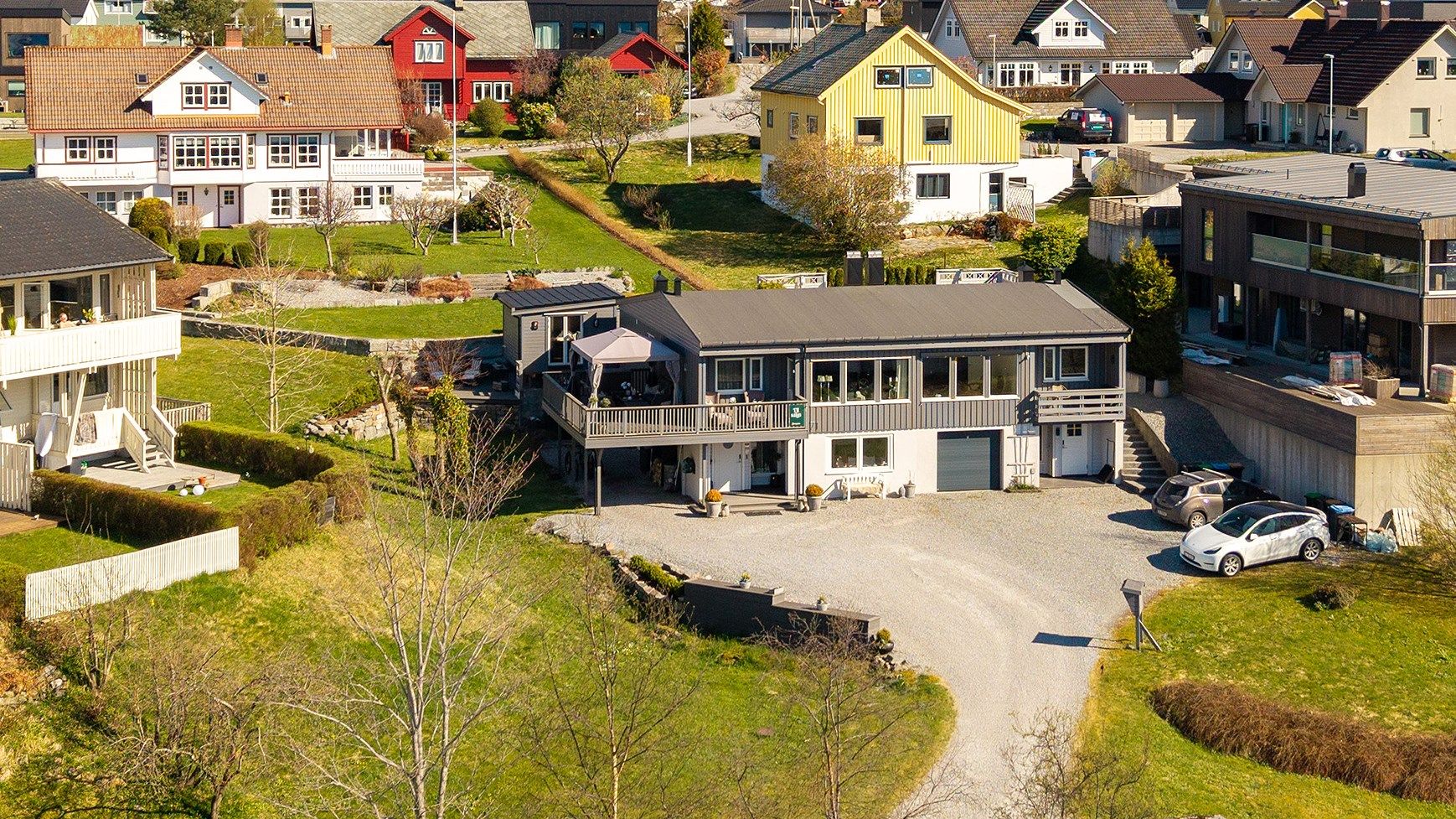 Dronebilde tatt av fra vest mot øst