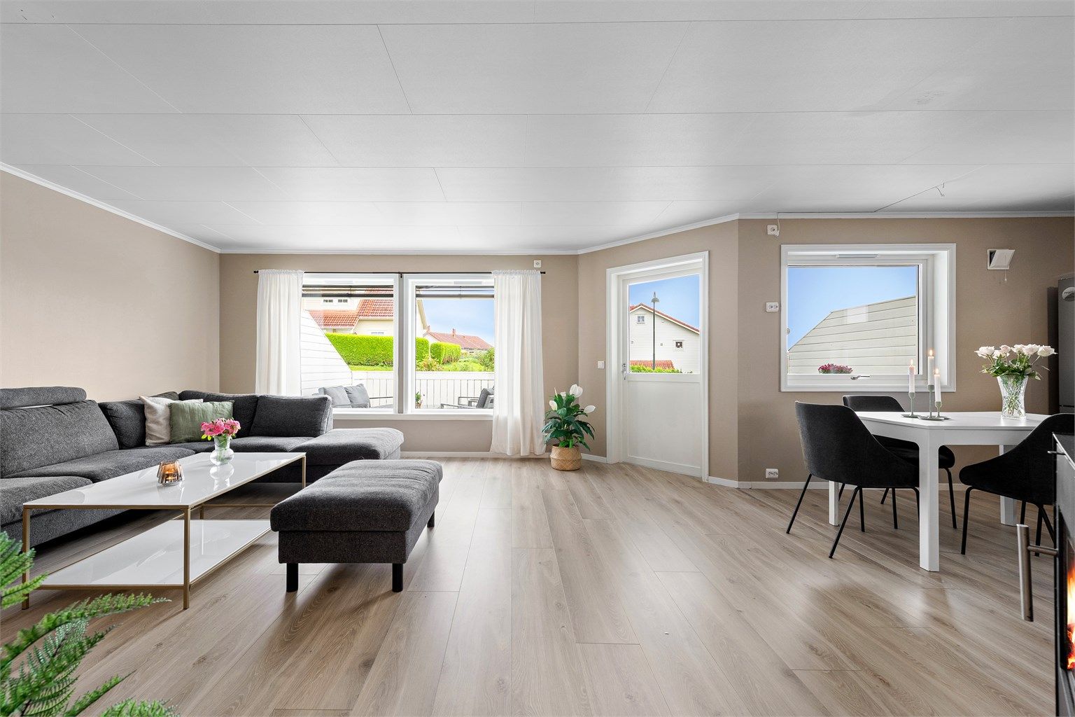 Utgang fra stue til stor markterrasse