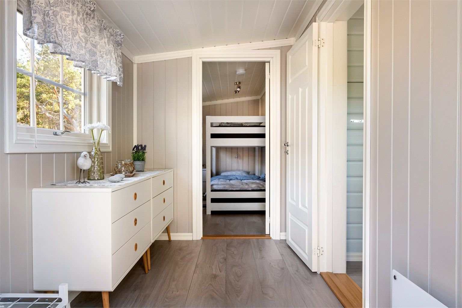 Både entreen og boden ble tilbygget hytta i 2017.