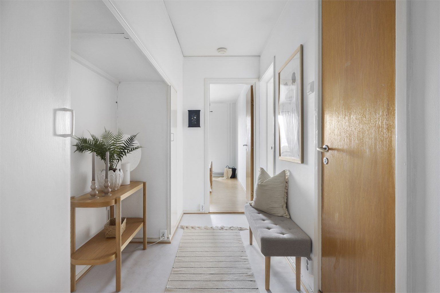 Velkommen inn i en lys og romslig entré med garderobeskap