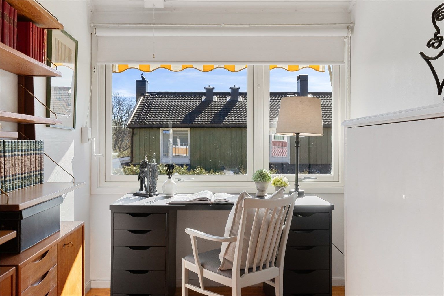 En lys og trivelig arbeidsplass med utsikt.