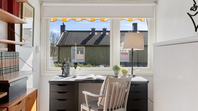 En lys og trivelig arbeidsplass med utsikt.