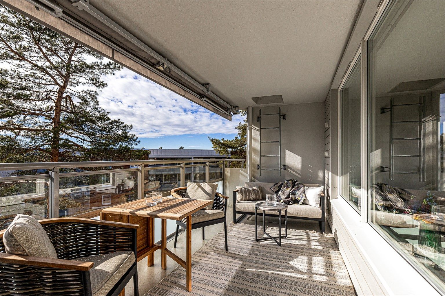 Boligen har en romslig balkong av god størrelse som er en fin forlengelse av stuen på årets varmere dager.