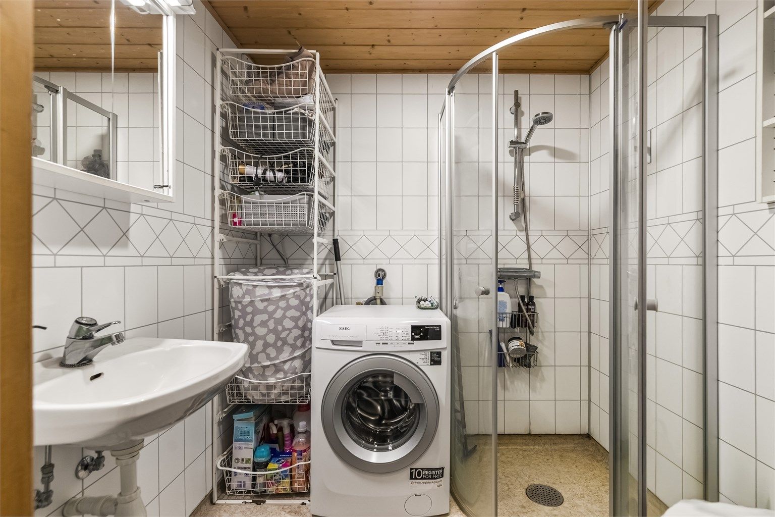 Badet i leiligheten er fra 2010 og har gulvvarme, dusj med innfellbare glassdører og vegghengt toalett.