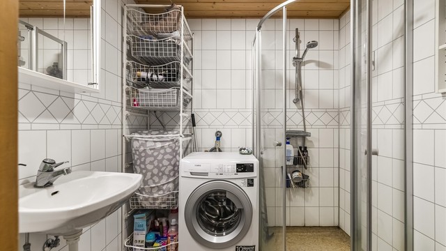 Badet i leiligheten er fra 2010 og har gulvvarme, dusj med innfellbare glassdører og vegghengt toalett.