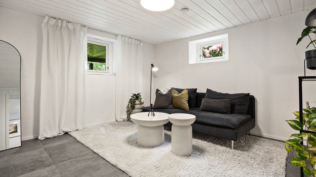 Hybelen er pusset opp i 2023. Stuen har flislagt gulv med varmekabler for økt komfort.