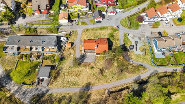 Dronebilde av eiendommen og tomten sett fra fugleperspektiv