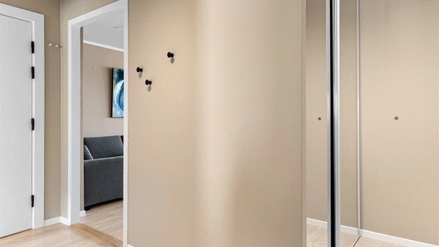 - I gangen er det god oppbevaringsplass i skyvedørsgarderobe -