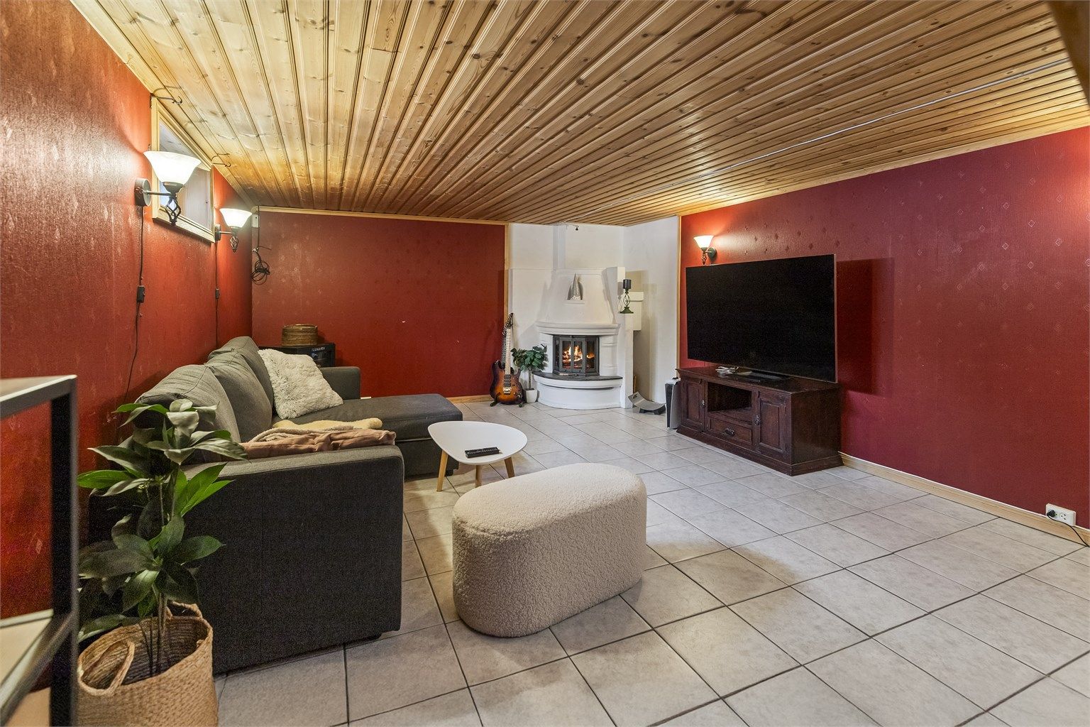 Stor disponibelt rom i kjeller som er innredet som en tv-stue - Rommet er registrert som hobbyrom på opprinnelige byggetegninger fra 1968 og ikke søkt godkjent til dagens bruk 