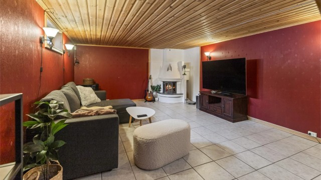 Stor disponibelt rom i kjeller som er innredet som en tv-stue - Rommet er registrert som hobbyrom på opprinnelige byggetegninger fra 1968 og ikke søkt godkjent til dagens bruk