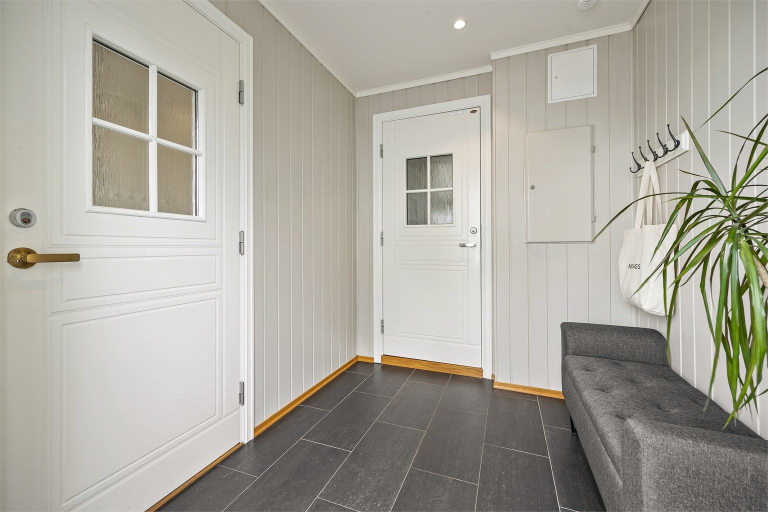 Felles inngangsparti med videre egen trappeadkomst til leiligheten i 2. etasje, gulvvarme i felles gang.