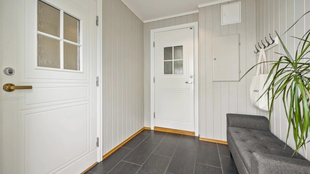 Felles inngangsparti med videre egen trappeadkomst til leiligheten i 2. etasje, gulvvarme i felles gang.