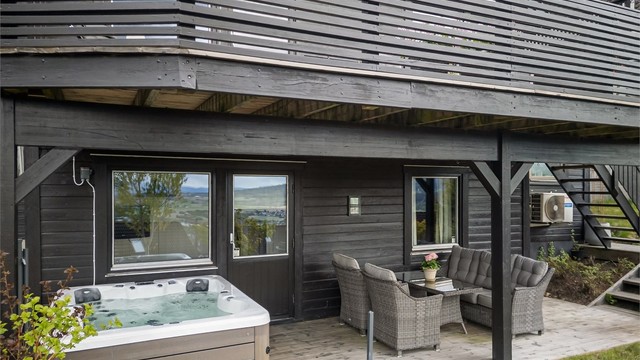 En hyggelig uteplass med medfølgende jaccuzzi.