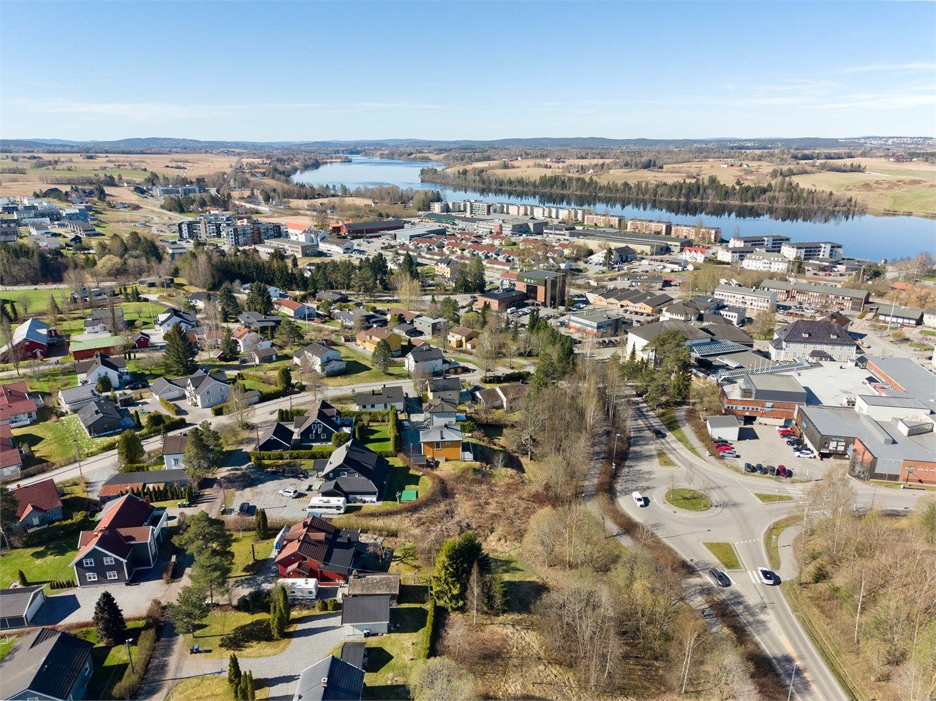 Eiendommen ligger i et etablert og familievennlig boligområde med nærhet til både skoler og barnehager.