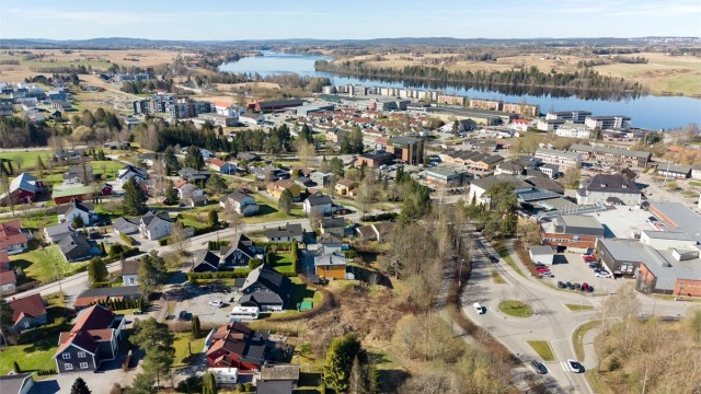 Eiendommen ligger i et etablert og familievennlig boligområde med nærhet til både skoler og barnehager.