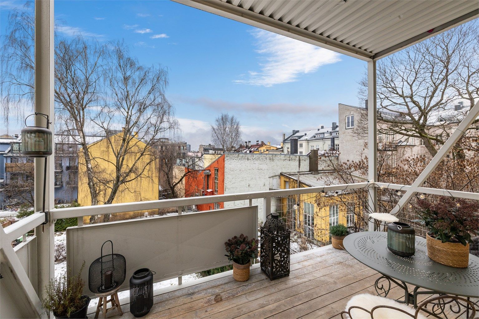 Dette er en lys og klassisk 2-roms leilighet beliggende midt i hjertet av Grünerløkka, med en solrik og sørvendt balkong med utsyn til hyggelig og frodig bakgård. 