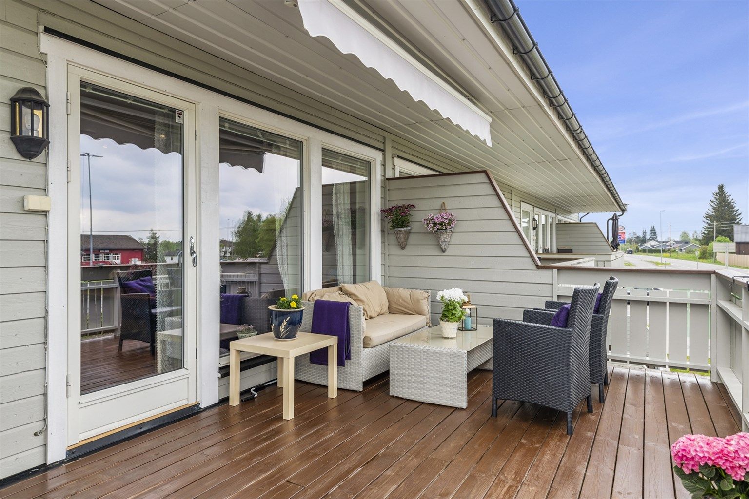 Fra stuen er det utgang til romslig og solrik terrasse med plass til flere sittegrupper