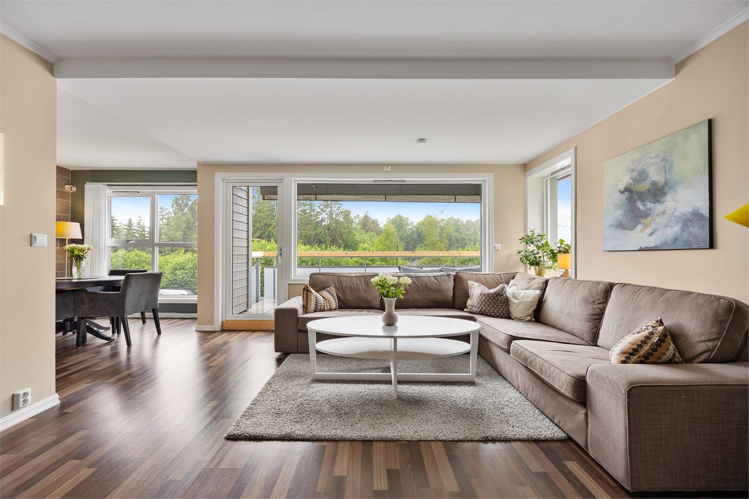 Velkommen til Lurudveien 24D! Presenteres av Krogsveen avd. Skedsmokorset v/Jørgen Gabrielsen og Silje Frankplads.