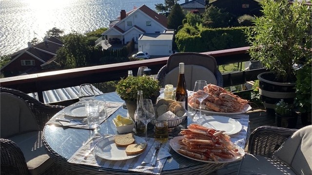 Sommerkveld på terrassen. (Privat sommerbilde.)
