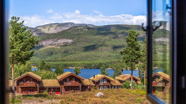 Nyt utsikten mot Vråvatn og fjellene fra vinduet.