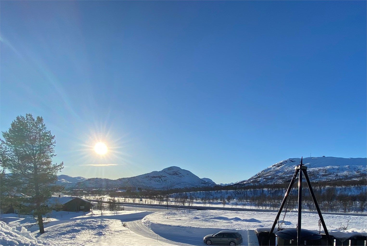 Flere solrike uteplasser rundt hytten.