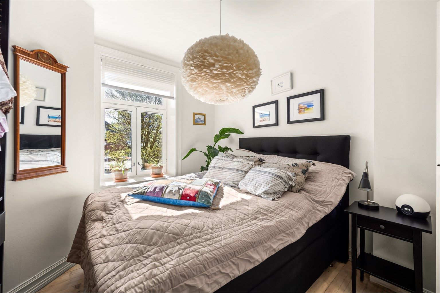 Hovedsoverommet vender mot den rolige bakgården og har plass til dobbeltseng.