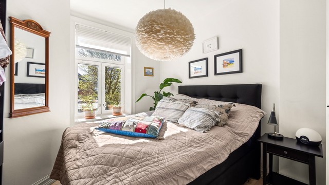 Hovedsoverommet vender mot den rolige bakgården og har plass til dobbeltseng.