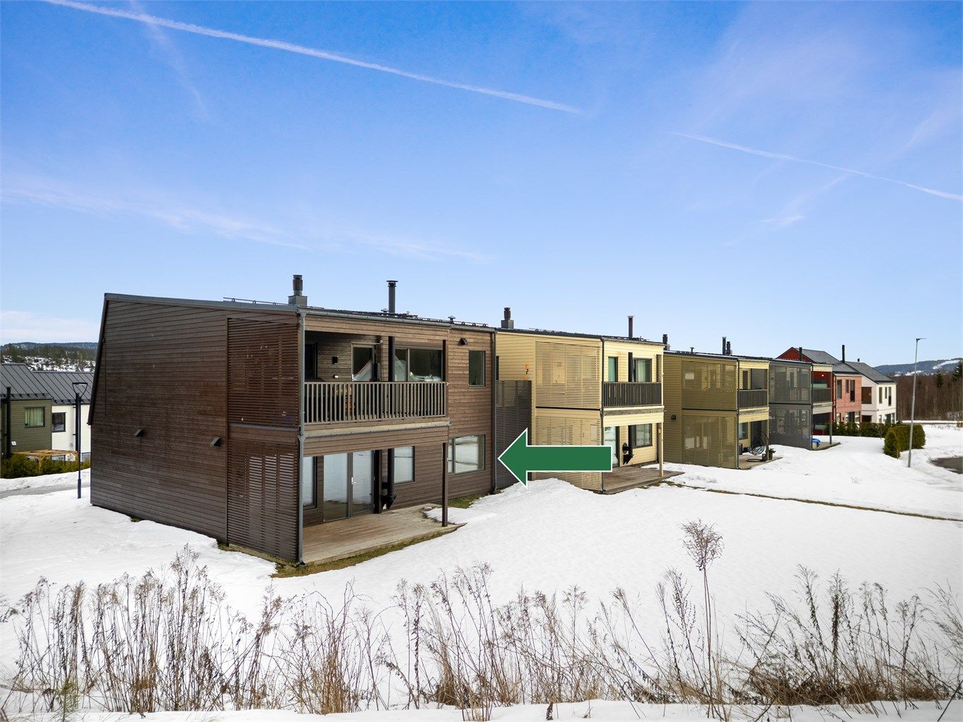 Videre er det direkte adkomst til et eget romslig hageområde.