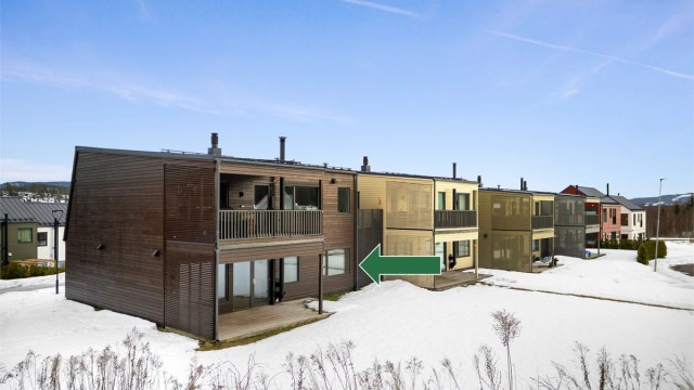 Videre er det direkte adkomst til et eget romslig hageområde.