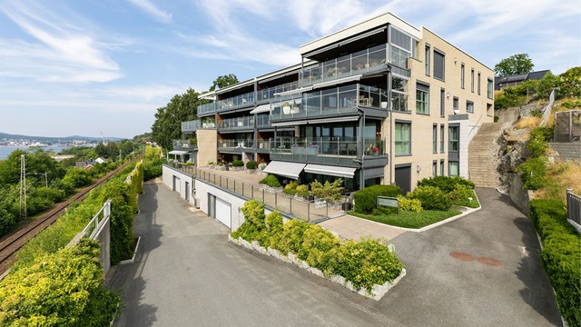 Sameiet Festestranda Terrasse består av 16 boligseksjoner. Leiligheten ligger helt øverst i motsatt ende.