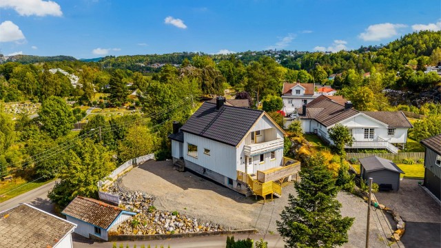 Enebolig som er delvis pusset opp. Arbeider gjenstår, mye bra som er gjort.