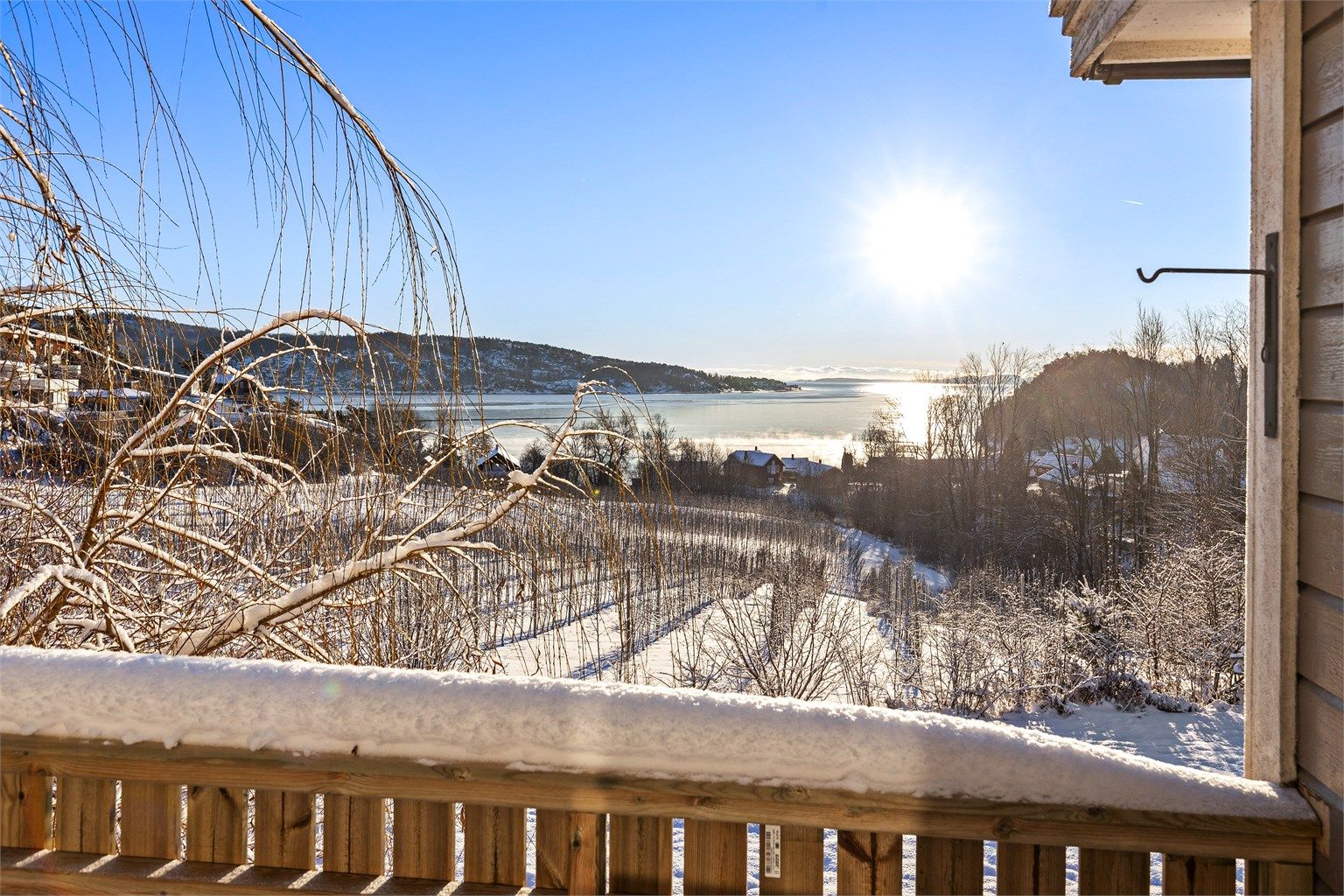 Flott og vidstrakt utsikt mot fjorden fra terrassen