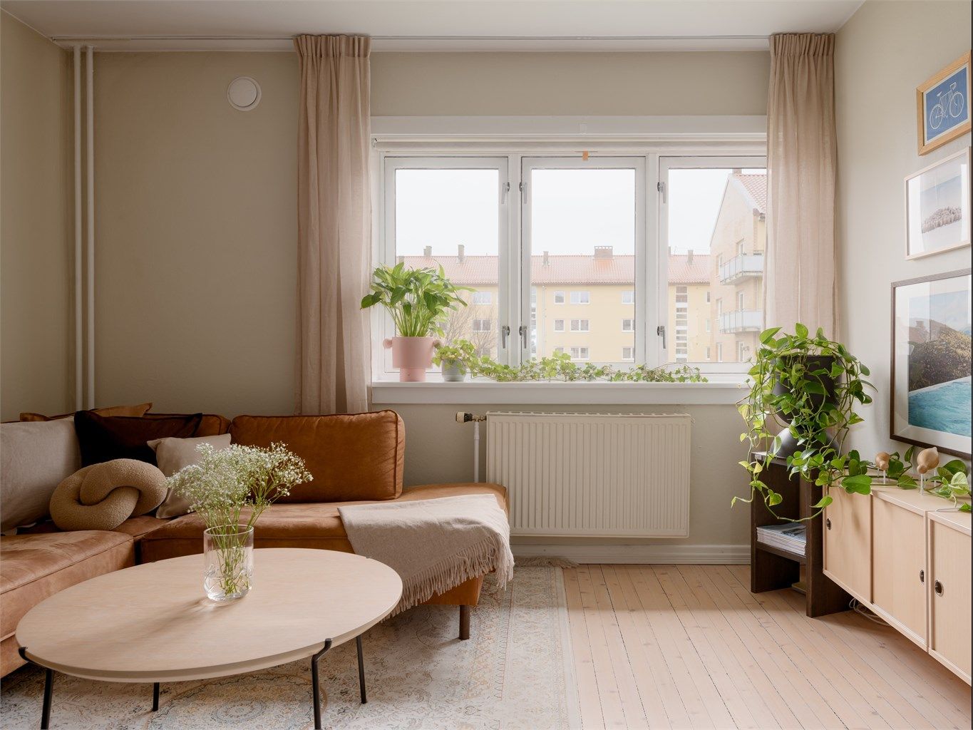 Leiligheten har en gjennomgående planløsning som gir lysinnslipp fra både øst og vest.