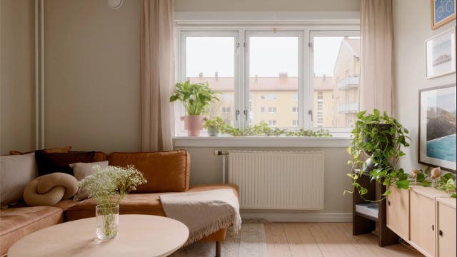Leiligheten har en gjennomgående planløsning som gir lysinnslipp fra både øst og vest.