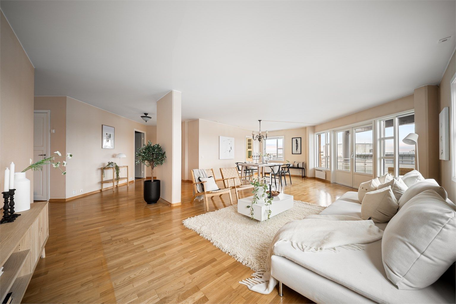 Leilighetens standard er hovedsakelig fra byggeåret. Oppgraderinger bør påregnes - en naturlig anledning til samtidig å sette eget preg på leilighetens indre.