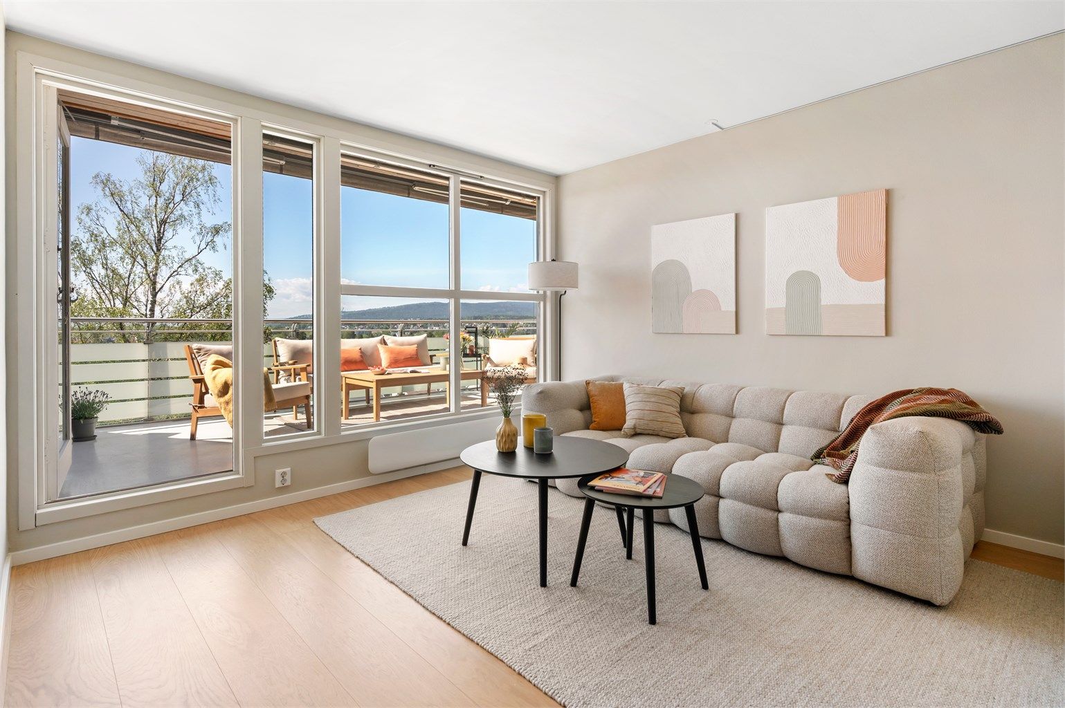 Tiltalende og moderne stue med en lys og luftig romfølelse. Det første som møter deg er store vindusflater, noe som gir en deilig atmosfære. 