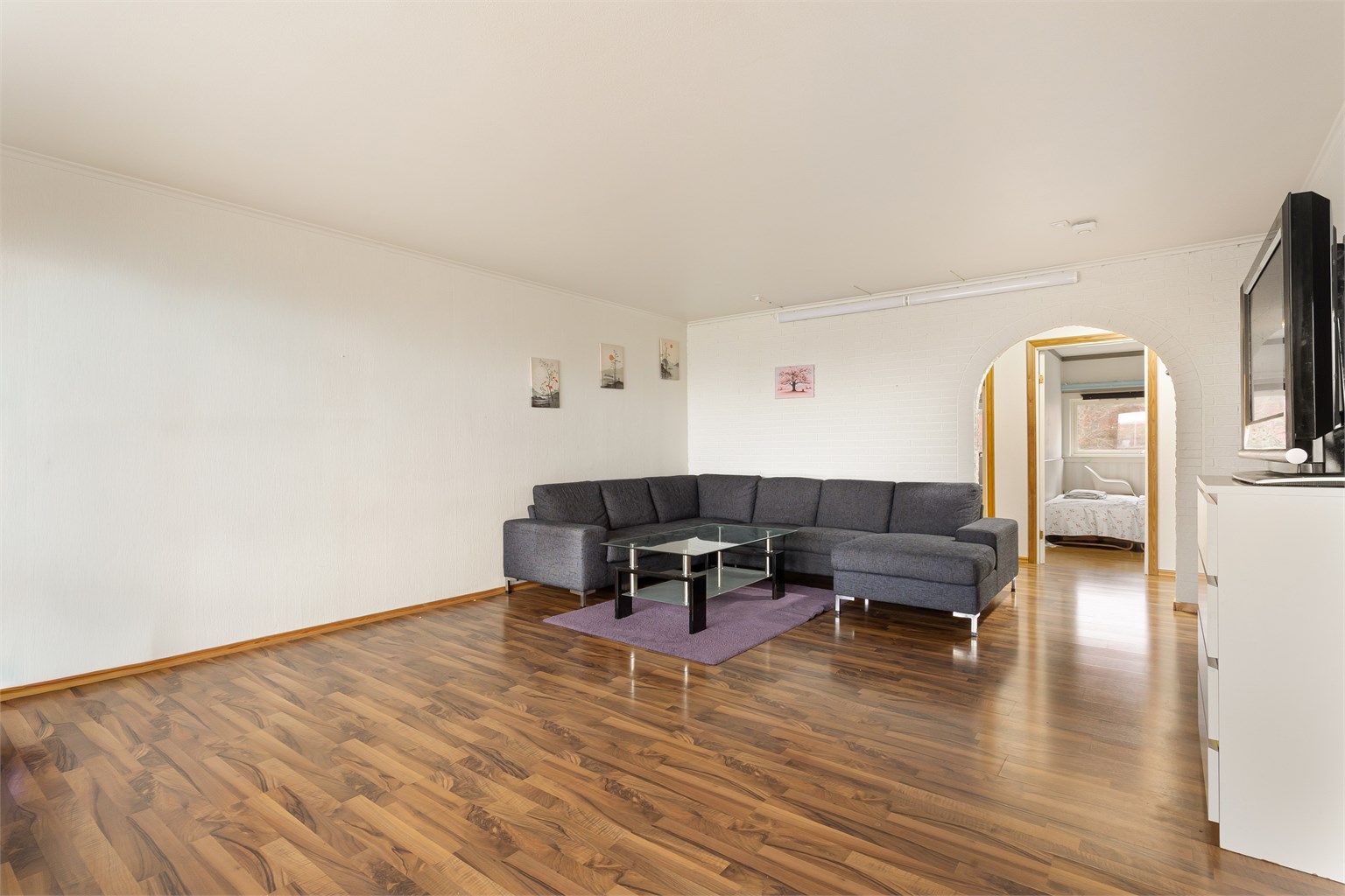 Velkommen til Odvar Solbergs Vei 208! En romslig 4-roms leilighet høyt og fritt på toppen av Romsås.