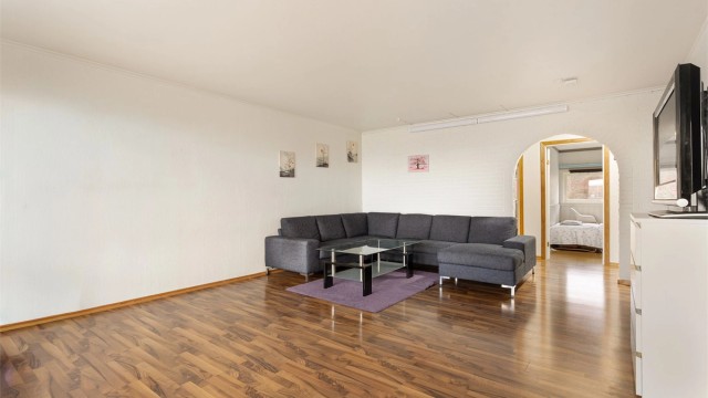 Velkommen til Odvar Solbergs Vei 208! En romslig 4-roms leilighet høyt og fritt på toppen av Romsås.