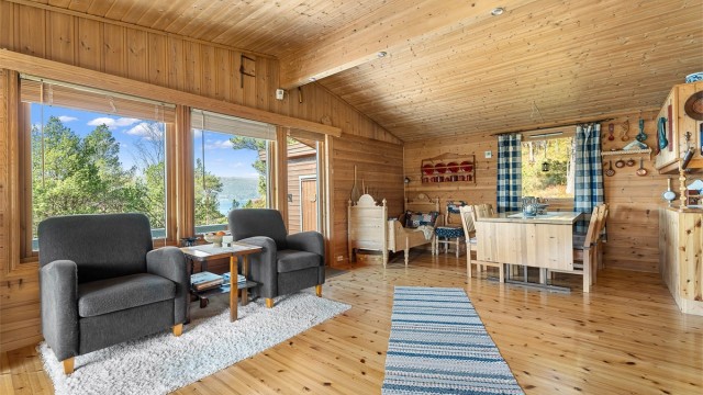 God plass til både sofagruppe og sitteplasser – et naturlig samlingspunkt i hytta.