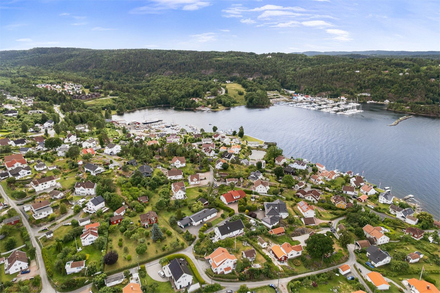 Nærområdet byr på marina, badeplasser og servicetilbud som Joker Nærsnes.