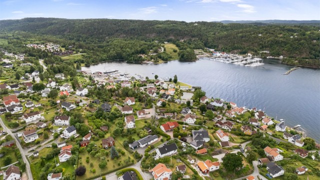 Nærområdet byr på marina, badeplasser og servicetilbud som Joker Nærsnes.