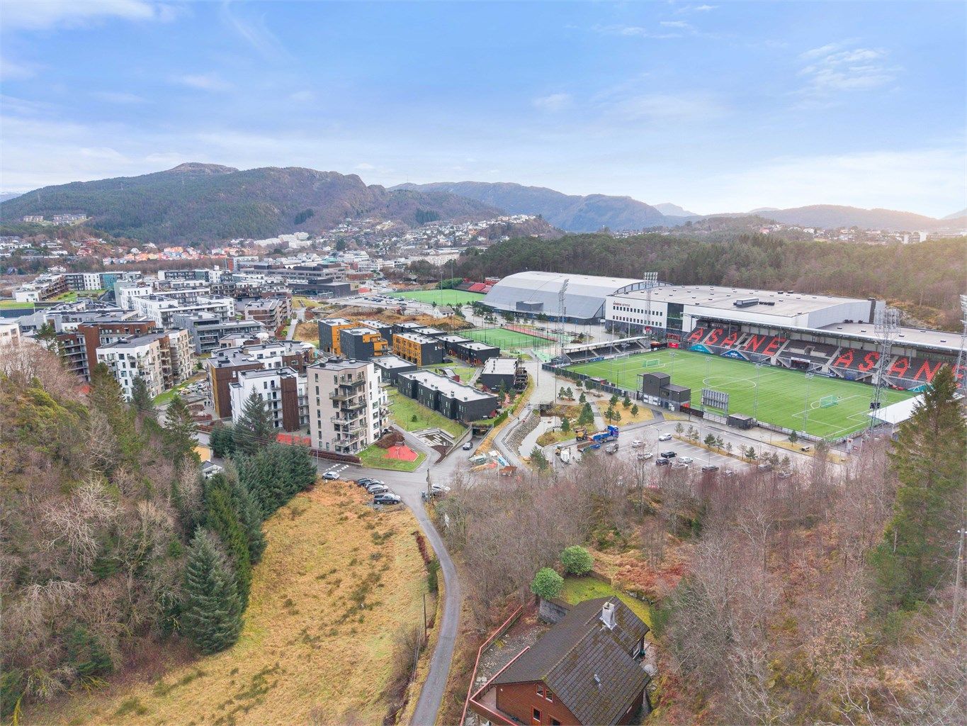Området er under utvikling med mye nyere boligbygg og idrettsanlegg. 