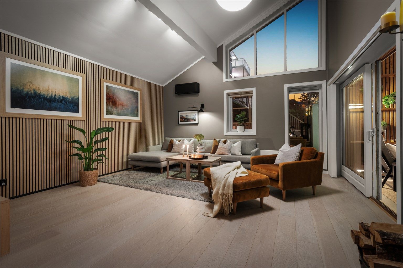 Den generøse takhøyden forsterker romfølelsen og gir en følelse av luft og eleganse.