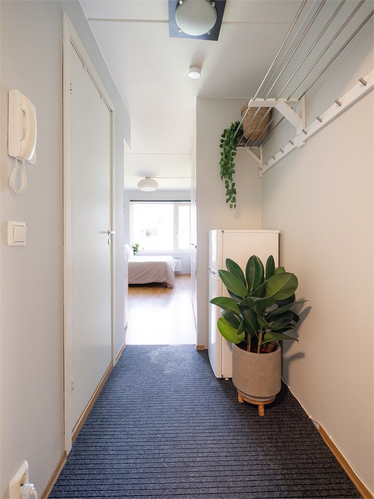 Egen inngang til leiligheten hybel på 20 kvm. For at hybeldelen skal være godkjent for varig opphold hos kommunen må det tilbakestilles dør mellom hoveddel og hybeldel. 