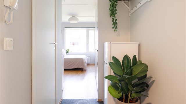 Egen inngang til leiligheten hybel på 20 kvm. For at hybeldelen skal være godkjent for varig opphold hos kommunen må det tilbakestilles dør mellom hoveddel og hybeldel.