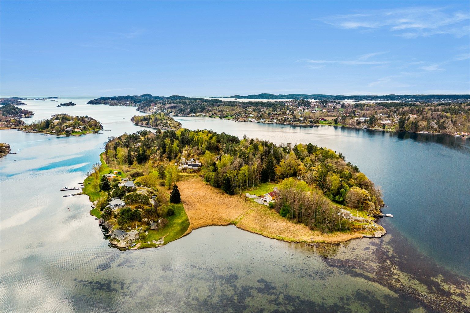 Hytta ligger en kort båttur unna, kun 3 minutt/250m i luftlinje fra land. Båtturen går i smult farvann fra Østerøya og bringer deg til en helt annen verden av opplevelse på idylliske Storholmen.